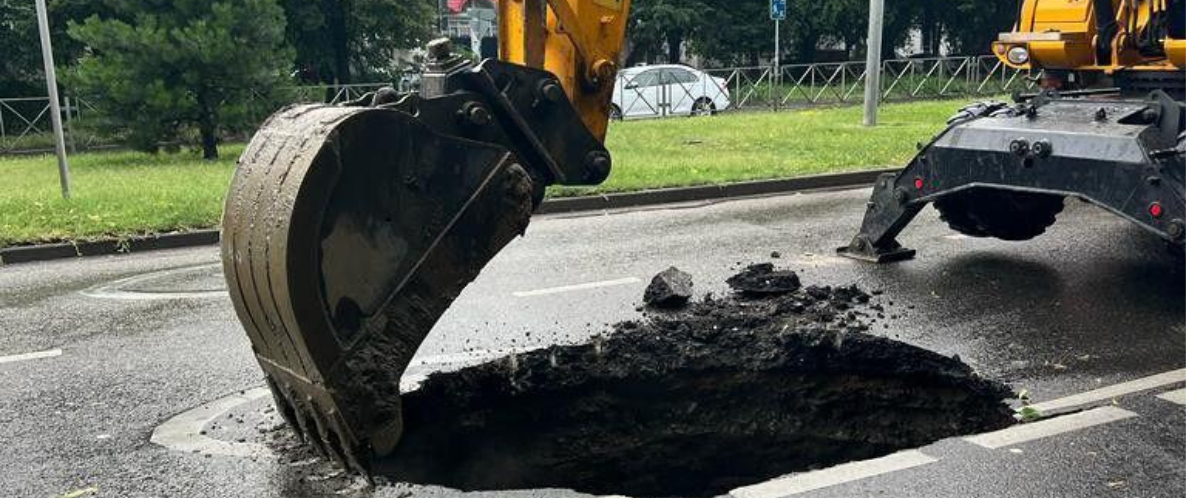 В Краснодаре всю ночь ремонтировали провал дороги на Тургенева